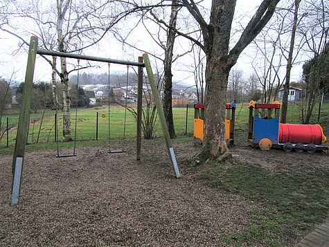 Schaukel und Zug